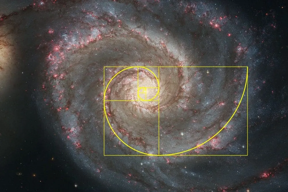 Galaxia espiral con la espiral áurea superpuesta