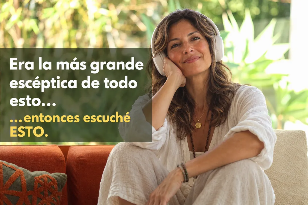 Mujer sonriendo con auriculares: «Era la más grande escéptica de todo esto… entonces escuché ESTO.»